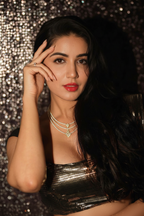 Swarna Diamonds Aviara Three Lines Necklace - Front View